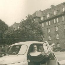 Schwester Zoe als ambulante Krankenschwester mit Auto (um 1965)