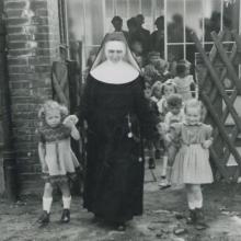 Schwester Edeltraud bei der Einweihung des neuen Kindergartens im St. Willehadstift in Bremerhaven (1952)