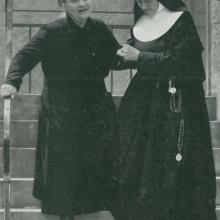 Schwester mit Altenheim-Bewohnerin (um 1960)