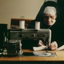 Schwester Fabiola im Nähzimmer (1985)